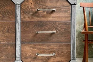 Комод из массива бука с металлическим каркасом