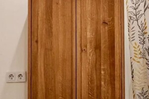 Подвесной шкафчик в ванную из массива дуба