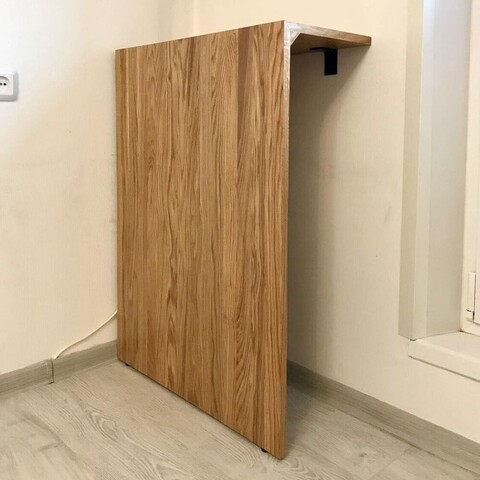 Компактный пристенный стол из дуба с надёжными креплениями для временного хранения холстов и рам
