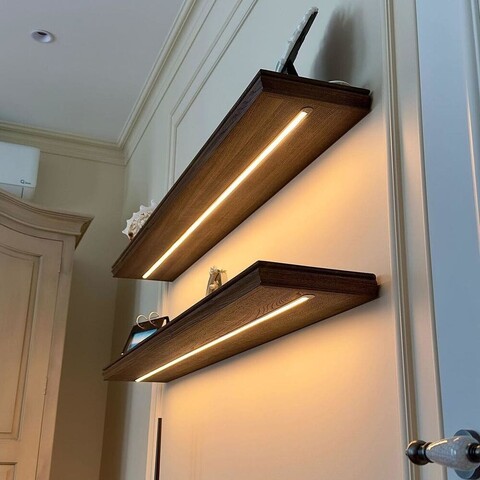 Комплект настенных полок из массива ильма с LED-подсветкой для гостиной или спальни