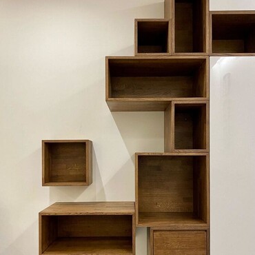 Сочетание глянцевого фасада и деревянного наполнения
