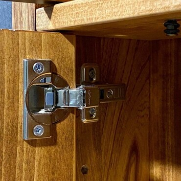 Открытый ящик шкафа с фурнитурой Blum