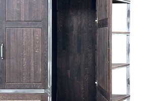 Шкаф лофт с матовым покрытием дерева и чёрным металлом
