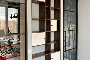 Стеллаж из сосны с открытыми и закрытыми полками в гостиной