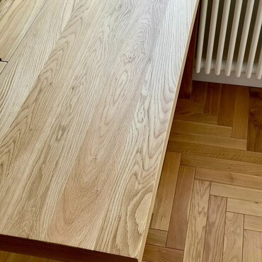 Фактурный рисунок волокон на дубовой столешнице крупным планом