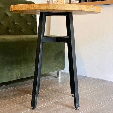 Столик в стиле loft в интерьере кафе