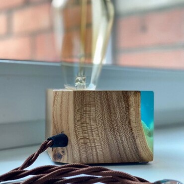 Настольный светильник на прикроватной тумбе или рабочем столе