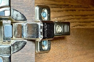 Открытая дверца тумбы на петлях Blum